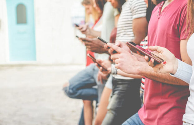 Adolescenti dipendenti da smartphone e internet